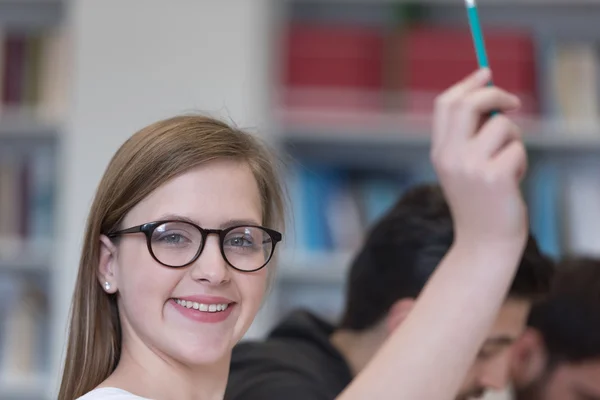 Gruppo di studenti alzare le mani — Foto Stock