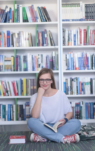 Famale livro de leitura do estudante na biblioteca — Fotografia de Stock