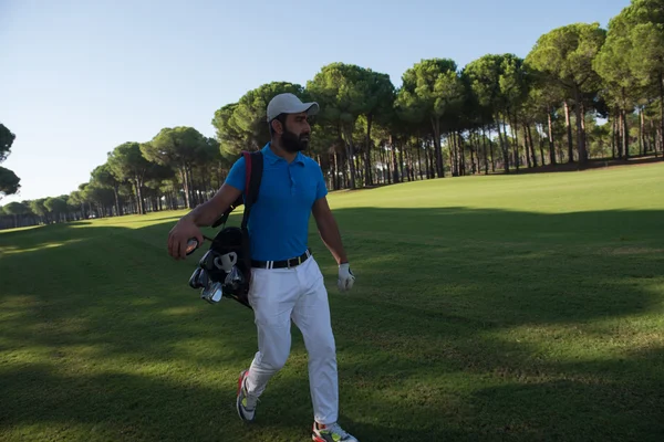 Jogador de golfe andando — Fotografia de Stock