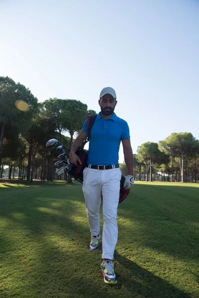 Jugador de golf caminando —  Fotos de Stock