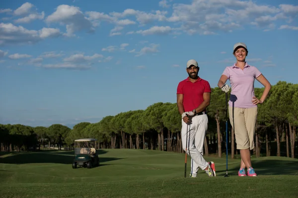 Porträtt av par på golfbana — Stock fotografie