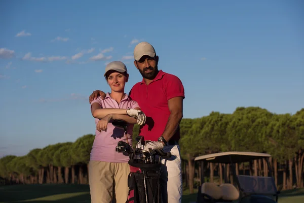Retrato de pareja en el campo de golf — Foto de Stock