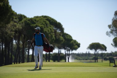 Yürüyüş ve çanta golf oyuncu