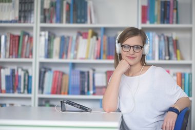 Kütüphane çalışmada kız öğrenci