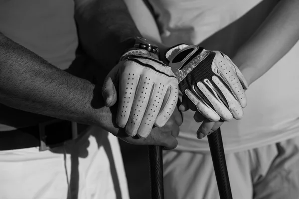 Pärchen auf Golfplatz porträtiert — Stockfoto