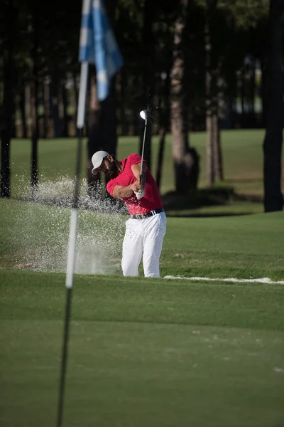 Golfista colpire un colpo bunker di sabbia — Foto Stock