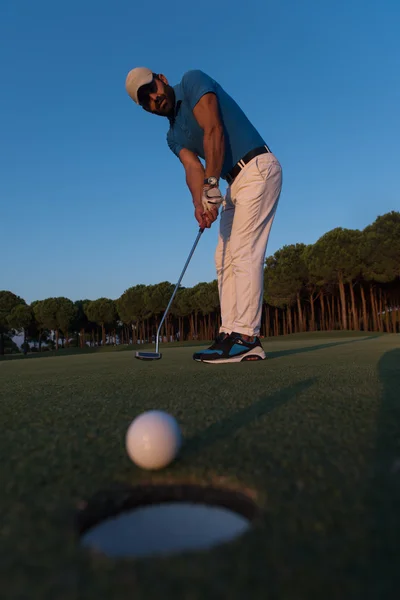 Golfer trifft Schlag auf Golfplatz — Stockfoto