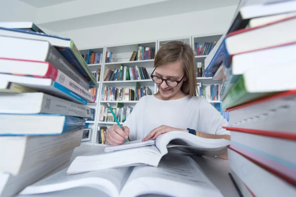 Kobiece student studium w bibliotece — Zdjęcie stockowe