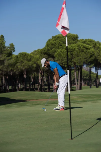 Golfspieler trifft Schlag an sonnigem Tag — Stockfoto