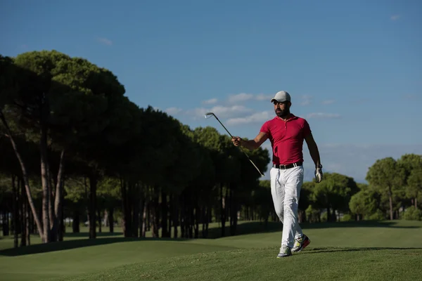 Jogador de golfe andando e carregando motorista — Fotografia de Stock