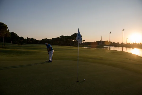 Giocatore Golf Colpire Colpo Corso Bella Giornata Sole — Foto Stock