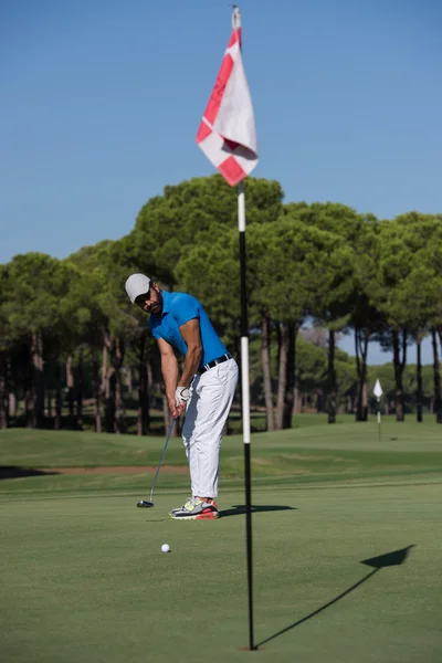 Giocatore di golf colpire colpo nella giornata di sole — Foto Stock