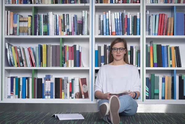 Estudante do sexo feminino estudo na biblioteca — Fotografia de Stock