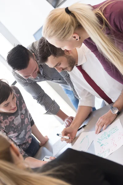 Unga affärsmän grupp på möte på moderna kontor — Stockfoto