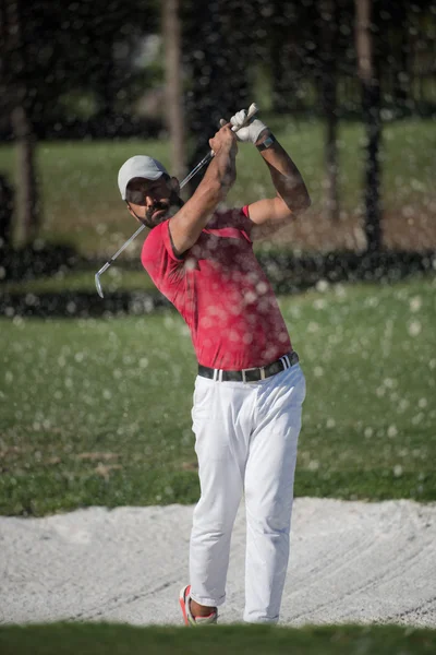 Golfista golpeando un tiro bunker de arena — Foto de Stock