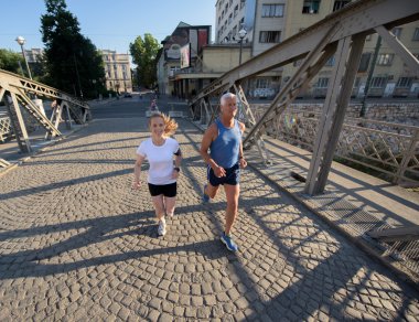 Güneşli bir günde koşan çift