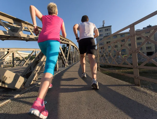 Coppia che fa jogging nella giornata di sole — Foto Stock