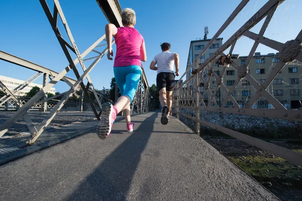 Coppia che fa jogging nella giornata di sole — Foto Stock