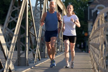 Güneşli bir günde koşan çift