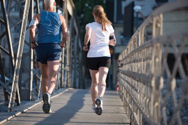 genç bir çift koşu 