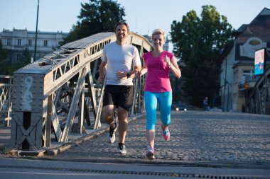 genç bir çift koşu 