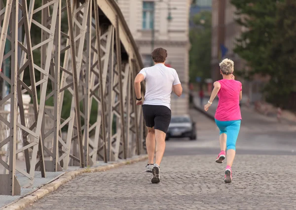 Jovem casal jogging — Fotografia de Stock