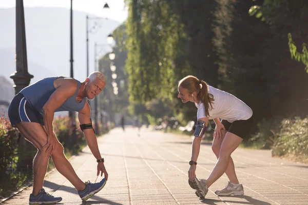 Par uppvärmning och stretching innan jogging — Stockfoto