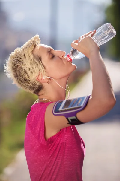 Junge Frau Trinkt Wasser Nach Morgendlichem Jogging Training Stadt Sonnenaufgang — Stockfoto