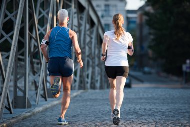 genç bir çift koşu 