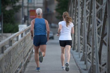 genç bir çift koşu 