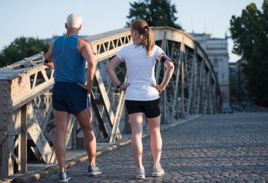 Çift planlama koşu yolu çalıştıran ve müzik ayarlama