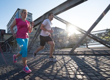 genç bir çift koşu 