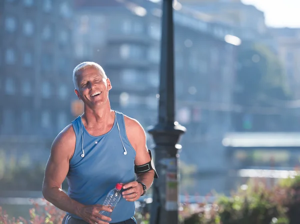 Porträt eines gut aussehenden Senior-Joggers — Stockfoto