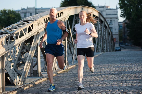 Jong koppel joggen — Stockfoto