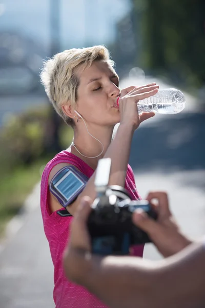 Mujer beber agua después de correr — Foto de Stock