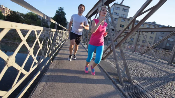 Jeune couple jogging — Photo