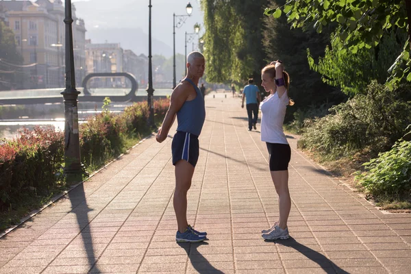 Couple échauffement et étirement avant le jogging — Photo
