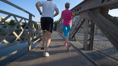 genç bir çift koşu 