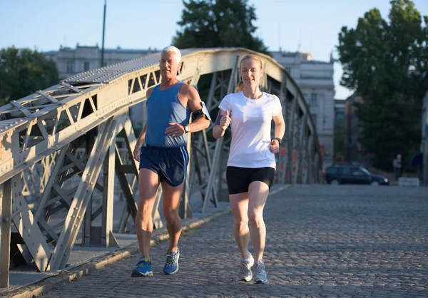 Jovem casal jogging — Fotografia de Stock