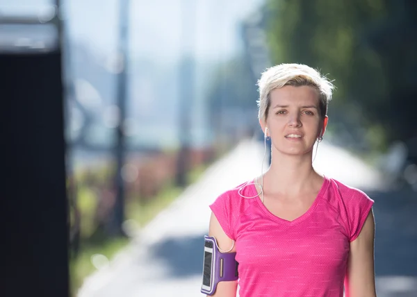 Vrouw instelling telefoon joggen voordat joggen — Stockfoto