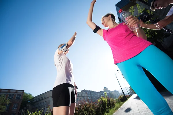 Felicitar y feliz de terminar el entrenamiento de la mañana —  Fotos de Stock