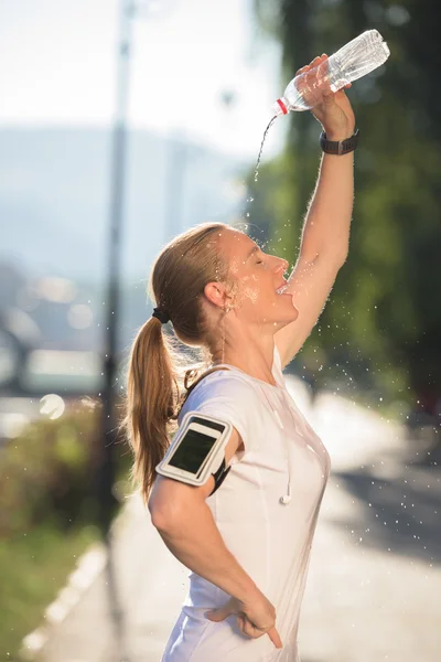 Donna bere acqua dopo aver fatto jogging — Foto Stock