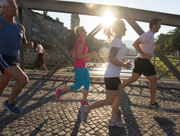 Nsanlar Grup Koşucuları Sabah Antrenmanında Arka Planda Gün Doğumuyla Birlikte — Stok fotoğraf