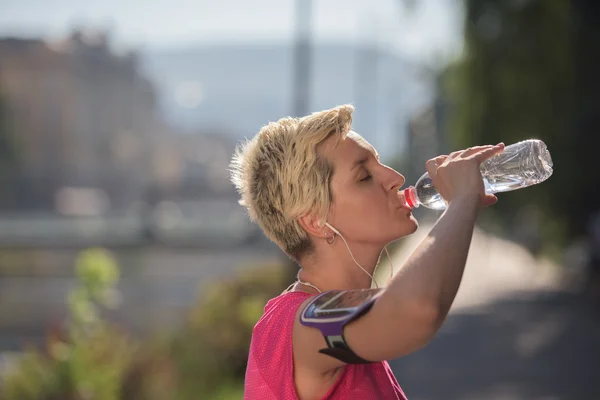 Donna bere acqua dopo aver fatto jogging — Foto Stock