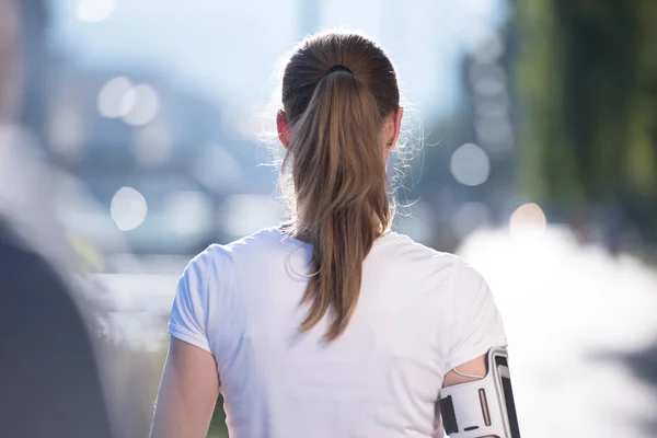 Jogging donna impostazione telefono prima di fare jogging — Foto Stock