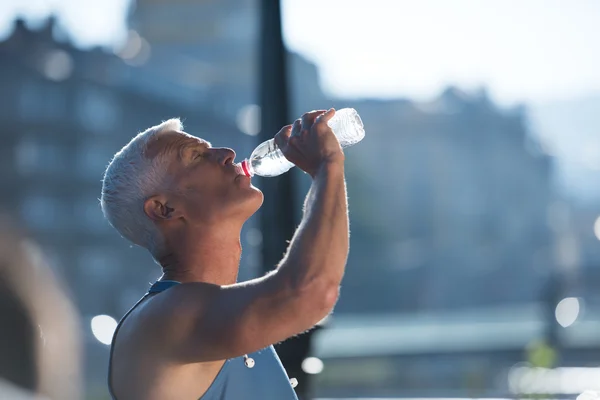 Senior joggt Mann trinkt frisches Wasser aus Flasche — Stockfoto