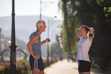 Çift planlama koşu yolu çalıştıran ve müzik ayarlama