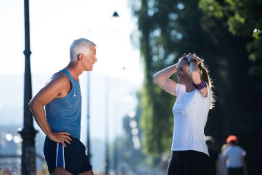 Çift planlama koşu yolu çalıştıran ve müzik ayarlama