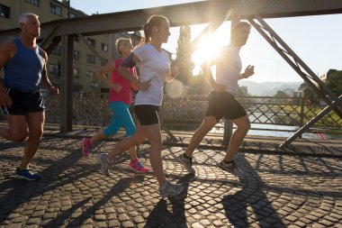 insanlar grup koşusu