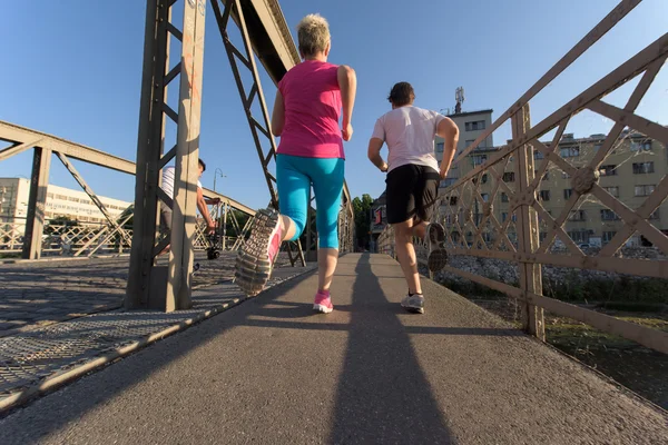 Giovane coppia jogging — Foto Stock